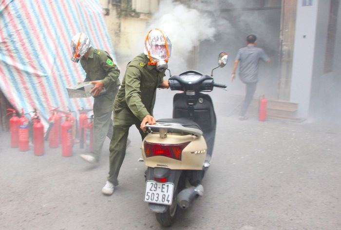 Lực lượng cơ sở nhanh chóng triển khai chữa cháy ban đầu, sơ tán tài sản và tìm kiếm cứu nạn. Ảnh: MH
