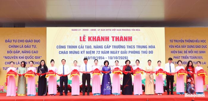 Các đại biểu thực hiện nghi thức cắt băng khánh thành 3 cơ sở giáo dục. Ảnh: Vân Nhi
