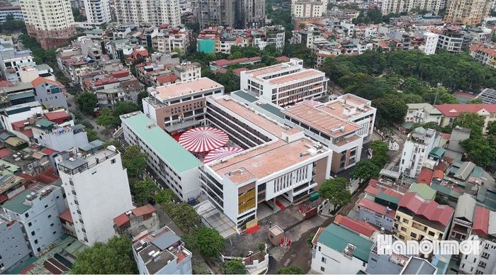 Trường THCS Trung Hòa, một trong 3 cơ sở được cắt băng chào mừng kỷ niệm 72 năm Ngày Giải phóng Thủ đô. Ảnh: Vân Nhi