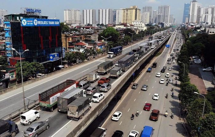 Lưu lượng giao thông trên tuyến Vành đai 3 trên cao gấp nhiều lần công suất thiết kế. Ảnh: Danh Lam.