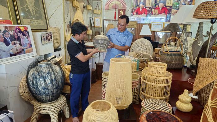 Sản phẩm từ mây tre giang đan thôn Phú Vinh (xã Phú Nghĩa) đã được rất nhiều giải thưởng, trong đó nhiều sản phẩm được chứng nhận OCOP. Ảnh: Nguyễn Mai