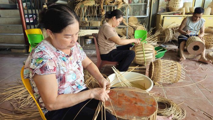 Phát triển làng nghề gắn với OCOP đang tạo thêm nhiều việc làm và thu nhập tốt hơn cho người dân xã Phú Nghĩa. Ảnh: Nguyễn Mai