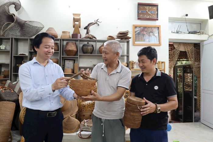 Những chiếc giỏ, hộp bằng mây tre đan được thực hiện tinh xảo từ đôi tay tài hoa của Nghệ nhân Ưu tú Hoàng Văn Hạnh, thôn Phú Vinh (xã Phú Nghĩa). Ảnh: Nguyễn Mai
