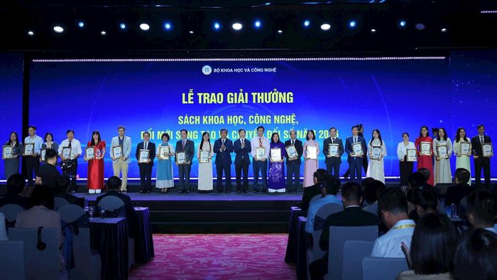 Các tác giả nhận Giải thưởng Sách khoa học, công nghệ, đổi mới sáng tạo và chuyển đổi số năm 2026. Ảnh: Truyền thông KHCN