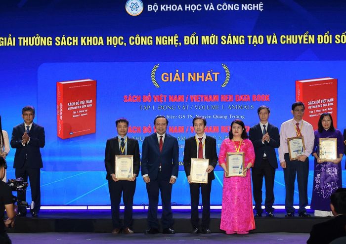Bộ trưởng Bộ Khoa học và Công nghệ Vũ Hải Quân trao Giải Nhất cho bộ Sách Đỏ Việt Nam. Ảnh: Truyền thông KHCN