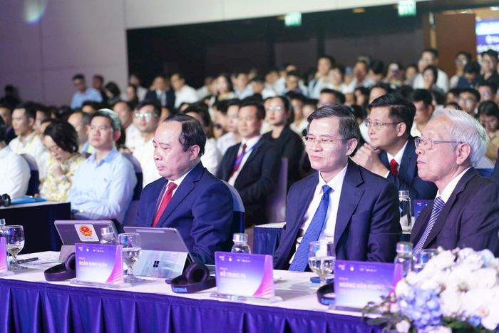 Đồng chí Đoàn Minh Huấn, Ủy viên Bộ Chính trị, Giám đốc Học viện Chính trị quốc gia Hồ Chí Minh và các đại biểu tham dự Lễ hưởng ứng Ngày hội Đổi mới sáng tạo quốc gia năm 2026. Ảnh: Truyền thông KHCN