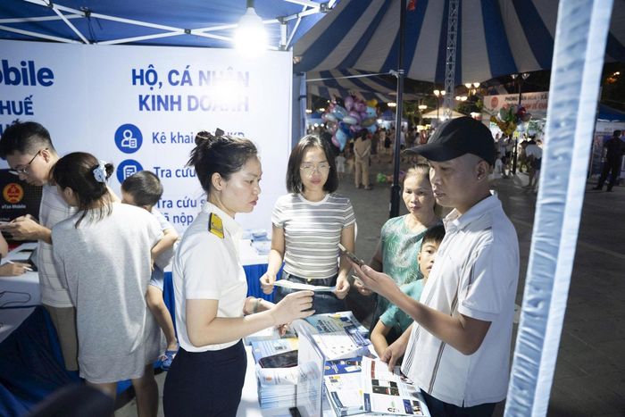 Đông đảo người dân xã Sóc Sơn tham gia trải nghiệm tại Ngày hội Chuyển đổi số. Ảnh: Tùng Nguyễn.