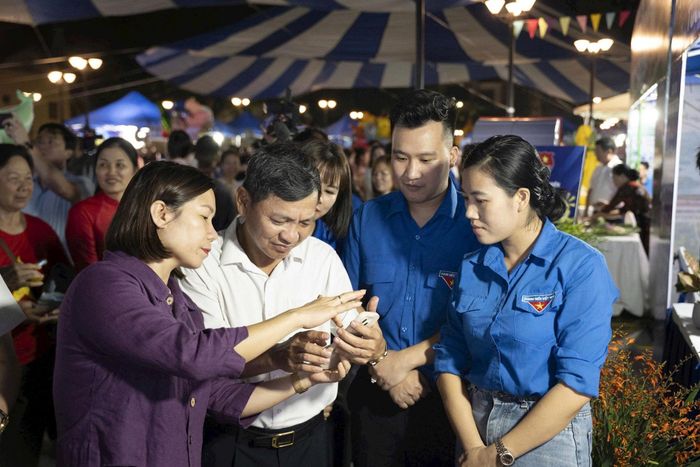 Lãnh đạo xã Sóc Sơn tham gia trải nghiệm thực tế tại Ngày hội Chuyển đổi số năm 2026. Ảnh: Tùng Nguyễn.