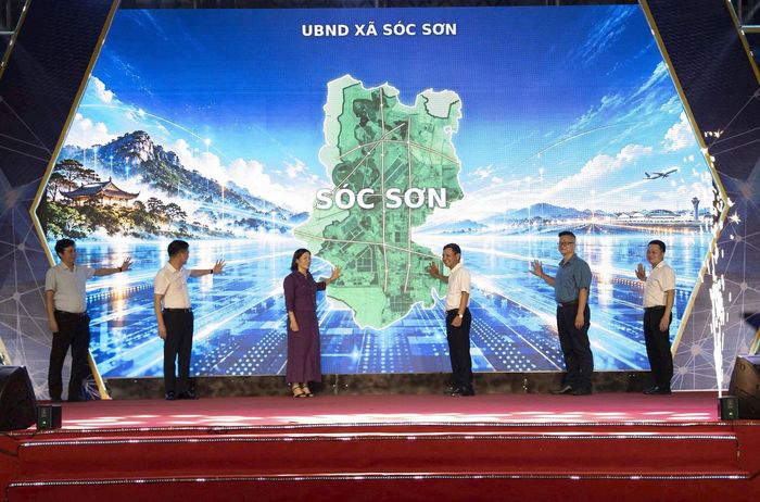 Lãnh đạo xã Sóc Sơn thực hiện nghi thức "Chạm để kết nối Sóc Sơn số", khẳng định quyết tâm thúc đẩy chuyển đổi số trên địa bàn xã. Ảnh: Tùng Nguyễn.