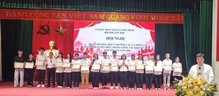 Phó Bí thư Thường trực Đảng ủy xã Nguyễn Thị Hường và Chủ tịch Uỷ ban MTTQ xã Nguyễn Hữu Mạnh biểu dương học sinh, sinh viên có thành tích xuất sắc. Ảnh: Phòng Văn hóa xã