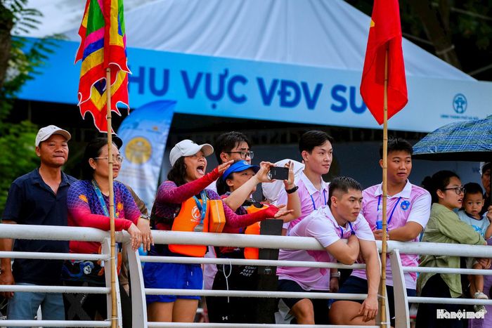 Đông đảo người dân Thủ đô và du khách hòa mình vào không khí sôi động ven hồ Tây, hào hứng theo dõi và cổ vũ nhiệt tình cho các đội đua.