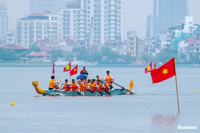 Giải Bơi chải Thuyền rồng và ván SUP Hà Nội mở rộng 2026 đánh dấu mùa thứ 7 của nội dung thuyền rồng và mùa thứ 2 của nội dung ván SUP, tiếp tục mở rộng quy mô và sức hút qua từng mùa giải. Sự kiện nằm trong khuôn khổ hợp tác giữa UBND thành phố Hà Nội và Vietnam Airlines giai đoạn 2025-2030, khẳng định sự đồng hành của Vietnam Airlines trong việc bảo tồn và phát huy các giá trị văn hóa, thể thao truyền thống dân tộc.