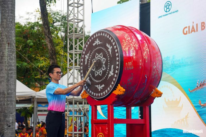 Ông Nguyễn Quang Trung, Phó Tổng giám đốc Vietnam Airlines, đánh trống khai hội, chính thức mở màn ngày tranh giải tại hồ Tây.