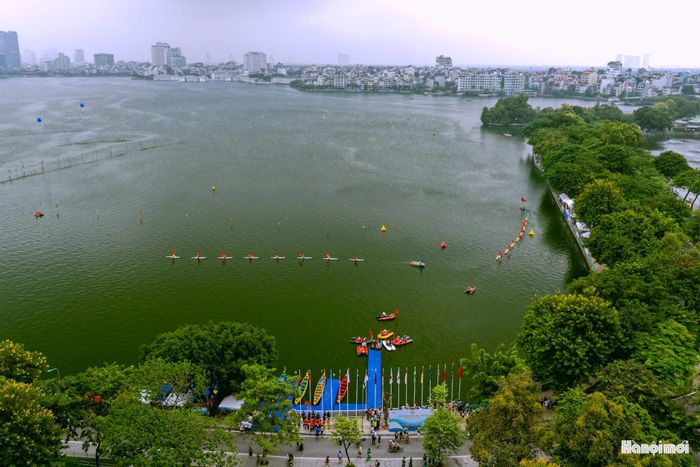 Các phần thi đấu được mở màn bằng trình diễn ván phản lực trên hồ Tây.