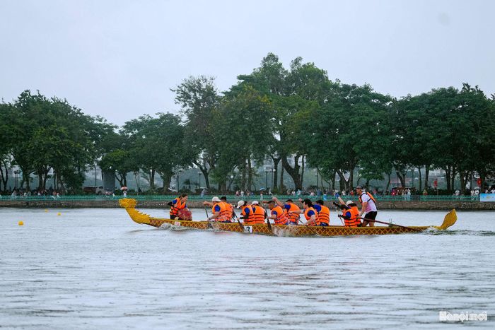 Các đội thuyền rồng mở màn ngày thi đấu 4-10. Sau hiệu lệnh xuất phát, các tay chèo đồng loạt vào nhịp, phối hợp đồng đều và tăng tốc ngay từ những mét đầu tiên.