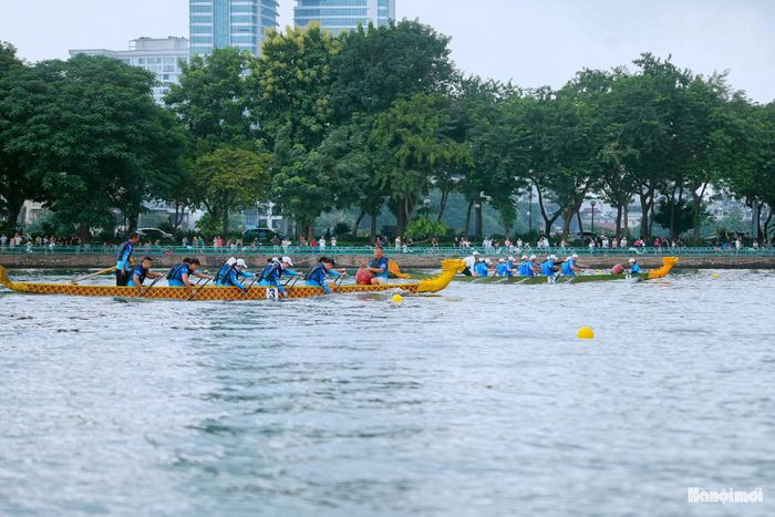 Pha bứt tốc nghẹt thở của các đội đua ở giây cuối cùng trước vạch đích.