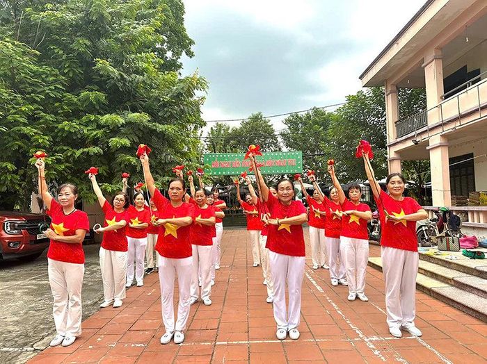 Câu lạc bộ Liên thế hệ tự giúp nhau xã Phù Đổng (Hà Nội) rèn luyện thể thao. Ảnh: Nguyệt Ánh