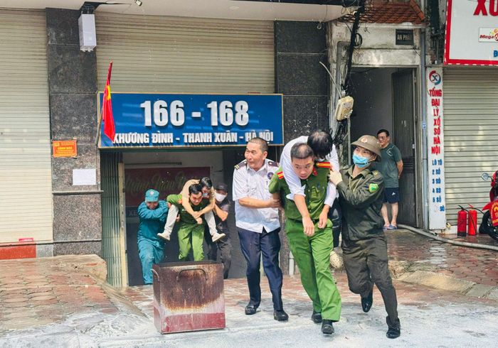 Phường Khương Đình đã tổ chức diễn tập phương án chữa cháy và cứu nạn, cứu hộ tại nhà ở nhiều căn hộ số 166 + 168 đường Khương Đình. Ảnh: Hồng Thái