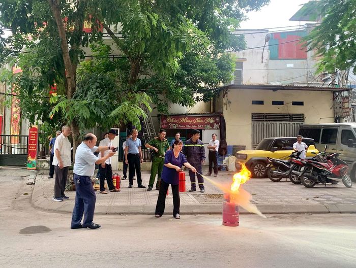 Hoạt động trải nghiệm phòng cháy, chữa cháy và cứu nạn, cứu hộ góp phần trang bị kiến thức, kỹ năng xử lý tình huống cháy, nổ và thoát nạn cho người dân ngay từ cơ sở. Ảnh: Hồng Thái