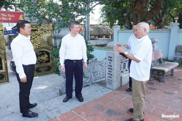 Ông Nguyễn Văn Mùi, Chi hội trưởng Chi hội Người cao tuổi thôn Ước Lễ kể chuyện làng. Ảnh: Lê Dung