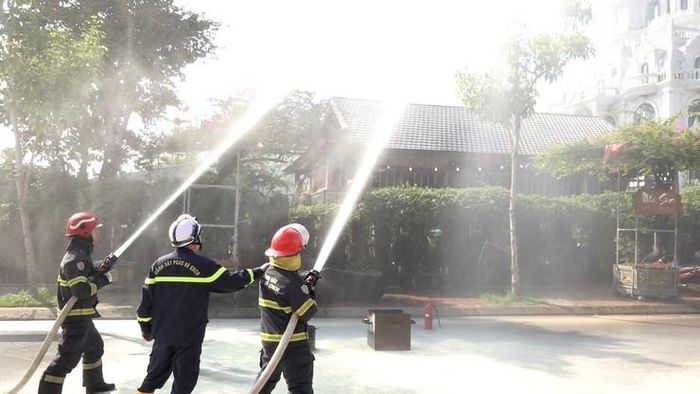 Các lực lượng của xã Mỹ Đức thực tập phương án chữa cháy, cứu nạn, cứu hộ. Ảnh: Biên Phạm