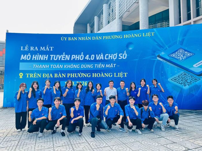Đoàn viên, thanh niên Hoàng Liệt tích cực tham gia hỗ trợ đẩy mạnh chuyển đổi số trên địa bàn. Ảnh: TA