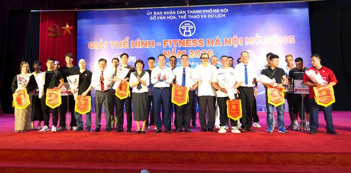 Ban Tổ chức trao cờ lưu niệm cho các đơn vị tham dự giải. Ảnh: Hà Ngân