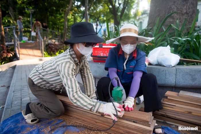 Các công nhân đang gấp rút thi công hoàn thành công trình không gian nghệ thuật “Dải lụa ký ức”.