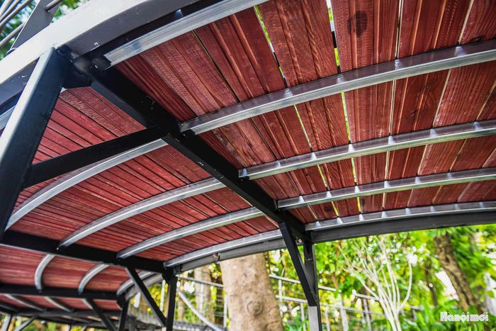 Cùng với cầu cạn, công trình kết hợp hệ thống chiếu sáng và các khung gương nghệ thuật. Sự kết hợp giữa kiến trúc, ánh sáng, cây xanh và mặt nước được kỳ vọng tạo nên những “khung hình Hà Nội” khác nhau, để người dân và du khách có thể tự mình khám phá những góc nhìn mới về Hồ Gươm.
