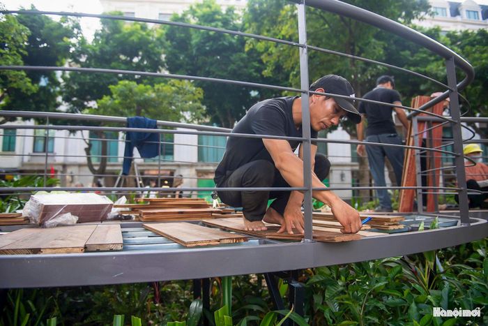 Trong quá trình thi công, hình hài của “dải lụa” đang dần hiện rõ giữa không gian cây xanh. Những đoạn cầu được bố trí linh hoạt, khi đưa người trải nghiệm đi giữa cây và cỏ, khi mở rộng tầm nhìn hướng ra mặt nước, Tháp Rùa và cảnh quan xung quanh. Các điểm chuyển hướng cũng được tính toán như những khoảng dừng để trò chuyện, quan sát và chụp ảnh.