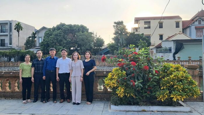 Chủ tịch Ủy ban Mặt trận Tổ quốc Việt Nam xã Đan Phượng Nguyễn Thị Thủy kiểm tra mô hình tuyến đường nở hoa. Ảnh: ĐP