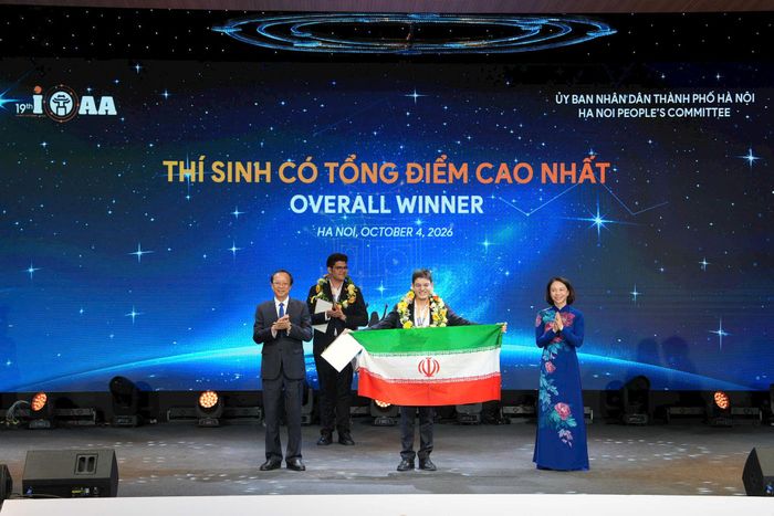 Thứ trưởng Thường trực Bộ GD-ĐT Phạm Ngọc Thưởng và Phó Chủ tịch UBND thành phố Hà Nội Vũ Thu Hà trao thưởng tới thí sinh có tổng điểm cao nhất. Ảnh: Ngọc Tú.