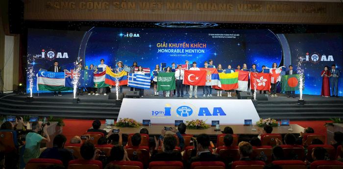 Ban Tổ chức trao giải Khuyến khích tới các thí sinh. Ảnh: Ngọc Tú