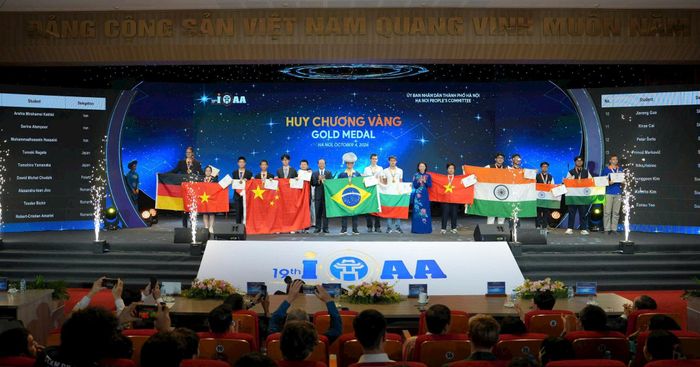 Thứ trưởng Thường trực Bộ GD-ĐT Phạm Ngọc Thưởng và Phó Chủ tịch UBND thành phố Hà Nội Vũ Thu Hà trao Huy chương Vàng tới các thí sinh. Ảnh: Ngọc Tú 