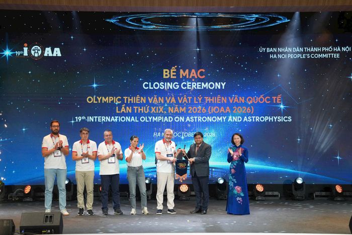 Nghi thức chuyển giao cờ đăng cai IOAA lần thứ IX. Ảnh: Ngọc Tú