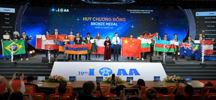 Ban Tổ chức trao Huy chương đồng tới các thí sinh. Ảnh: Ngọc Tú
