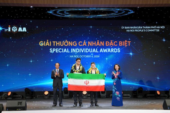 Thứ trưởng Thường trực Bộ GD-ĐT Phạm Ngọc Thưởng và Phó Chủ tịch UBND thành phố Hà Nội Vũ Thu Hà trao thưởng giải cá nhân đặc biệt tới 2 thí sinh. Ảnh: Ngọc Tú