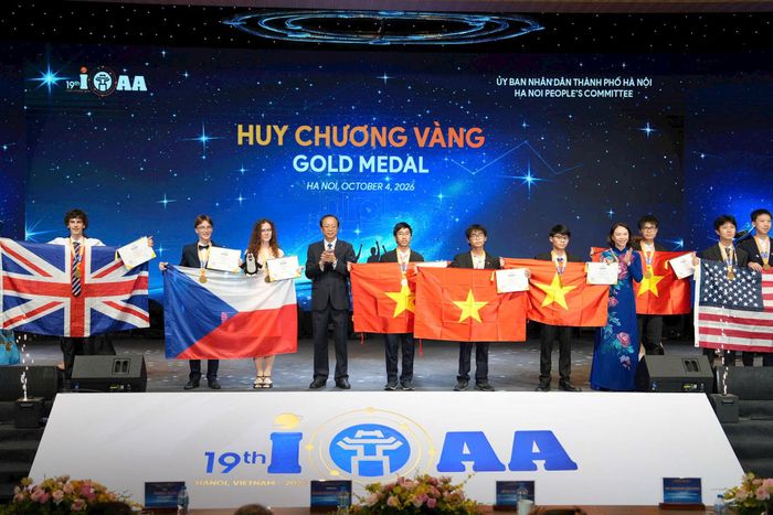Thứ trưởng Thường trực Bộ GD-ĐT Phạm Ngọc Thưởng và Phó Chủ tịch UBND thành phố Hà Nội Vũ Thu Hà trao Huy chương Vàng tới các thí sinh. Ảnh: Ngọc Tú
