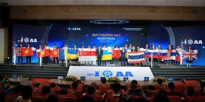 Ban Tổ chức trao Huy chương bạc tới các thí sinh. Ảnh: Ngọc Tú