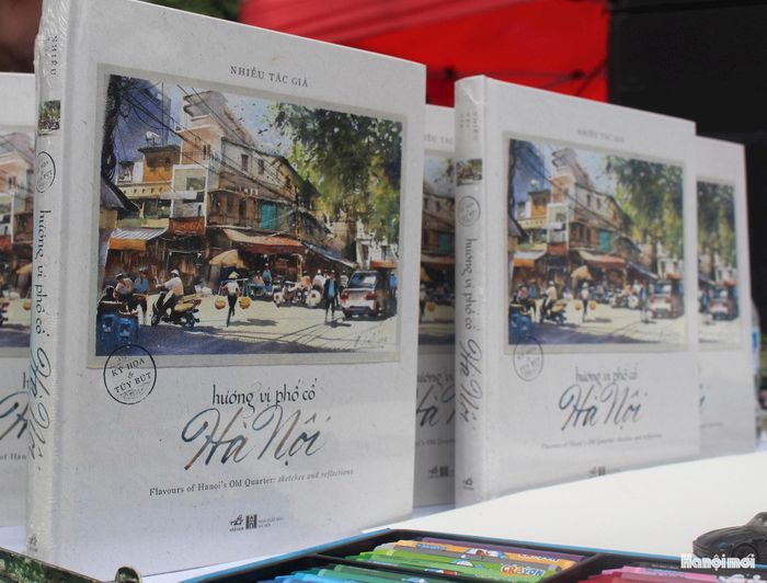 “Hương vị phố cổ Hà Nội - Ký họa và tùy bút” là ấn phẩm thứ 13 của Nhóm Ký họa đô thị Hà Nội (Urban Sketchers Hanoi). Từ 4 thành viên nòng cốt ban đầu gồm KTS Trần Thị Thanh Thủy, KTS Nguyễn Hoàng Lâm, KTS Bình Chu và KTS Đinh Hải, nhóm đã tổ chức hơn 500 buổi ký họa chung, với khoảng 15.000 tác phẩm được sáng tác.