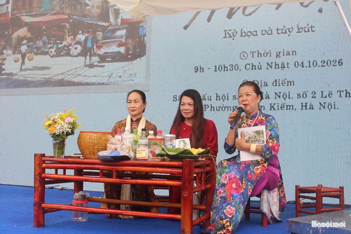 Các chủ biên KTS Trần Thị Thanh Thủy, KTS Phạm Vũ Thương Nhung cùng các nhà báo Vũ Thị Tuyết Nhung, Vĩnh Quyên chia sẻ những câu chuyện về ẩm thực, nếp sống và ký ức phố phường Hà Nội.
