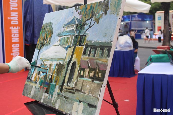 Đến hình ảnh bức tranh ký họa đầy màu sắc. Những mảng màu được đặt cạnh nhau, từng đường nét được bổ sung, tạo nên hình ảnh quen thuộc của một góc Hồ Gươm trong sắc thu.