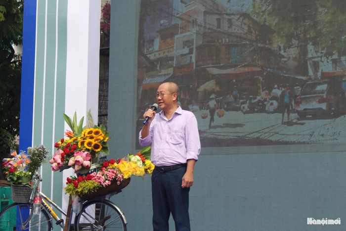 Phát biểu tại chương trình, ông Vũ Hoàng Giang, Phó Tổng Giám đốc Công ty Văn hóa và Truyền thông Nhã Nam, cho biết cuốn sách là cột mốc kỷ niệm hành trình 10 năm “Yêu phố, Vẽ phố”, từ tháng 9-2016 đến tháng 9-2026, nơi những người yêu Hà Nội cùng gặp gỡ và lưu giữ các giá trị văn hóa, di sản của Thủ đô.