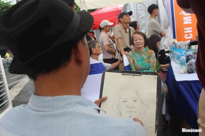 Từ trang sách đến những nét ký họa trực tiếp, Hội Sách Hà Nội năm 2026 đang mở rộng cách tiếp cận văn hóa, để mỗi hoạt động không chỉ đưa sách đến gần độc giả mà còn góp phần lan tỏa tình yêu Hà Nội bằng những trải nghiệm sinh động, giàu cảm xúc.