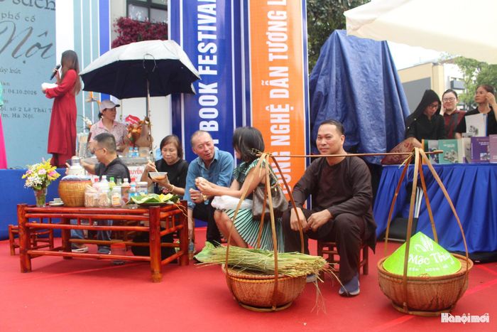 Từ câu chuyện của những người làm sách, một Hà Nội thân thuộc hiện lên không chỉ bằng hình ảnh mà bằng cả hương vị, âm thanh, nhịp sống, nơi mỗi thức quà, hàng quán đều lưu giữ một lát cắt ký ức của phố phường và người Hà Nội.