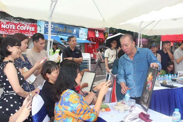 Giữa một Hà Nội đang phát triển hiện đại, vẻ đẹp bình dị của 36 phố phường vẫn được gìn giữ qua những món ăn, thức quà, gánh hàng rong và những địa chỉ ẩm thực quen thuộc.
