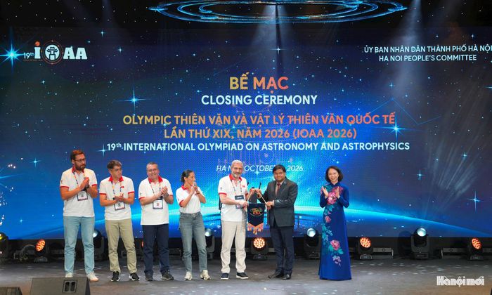 Ban Tổ chức trao cờ Kỳ thi thiên văn và Vật lý thiên văn quốc tế lần thứ XX năm 2027 cho Thổ Nhĩ Kỳ.