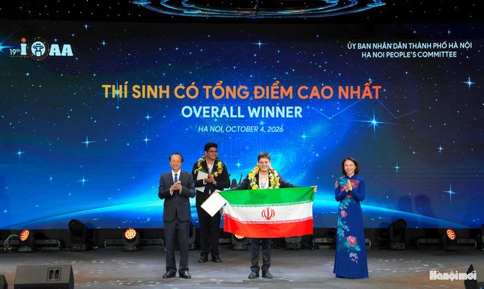 Thứ trưởng Thường trực Bộ GD-ĐT Phạm Ngọc Thưởng và Phó Chủ tịch UBND thành phố Hà Nội Vũ Thu Hà trao thưởng tới thí sinh có tổng điểm cao nhất là Hirbod Foudazi.