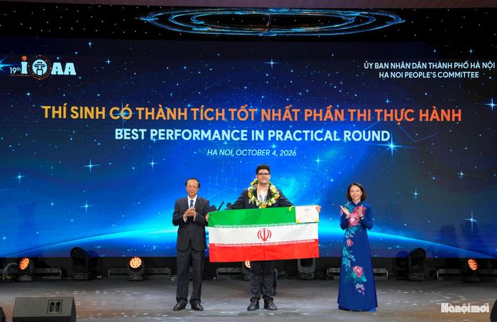 Thí sinh Hossein Massumi (Iran) nhận giải thưởng có thành tích tốt nhất phần thi thực hành.