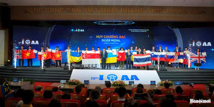 Trong số 4 thí sinh giành Huy chương Bạc, có 3 em là học sinh Trường Trung học phổ thông chuyên Hà Nội - Amsterdam (Hà Nội), gồm: Bùi Nguyễn Hồng Quân, Trần Minh Thái, Nguyễn Trường Chinh; em Đinh Quang Dũng là học sinh Trường Trung học phổ thông chuyên Vĩnh Phúc, tỉnh Phú Thọ.